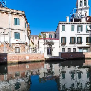 Ln Luxe Canal View Apartment